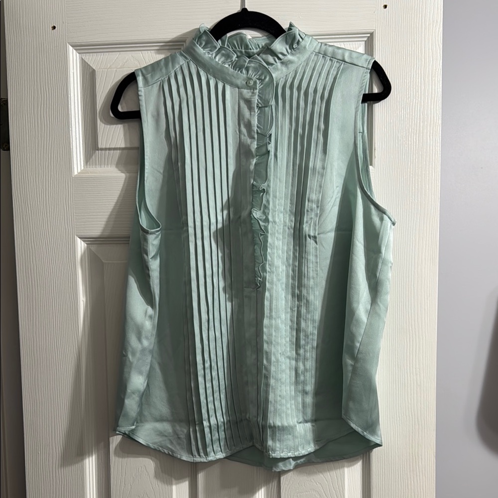 Ann Taylor Green Pleated Sleeveless Blouse with Mandarin Collar